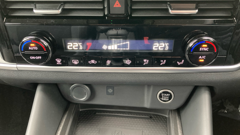 Nissan Qashqai 1.3 DiG-T MH N-Connecta [Glass Roof] 5dr Petrol Hatchback